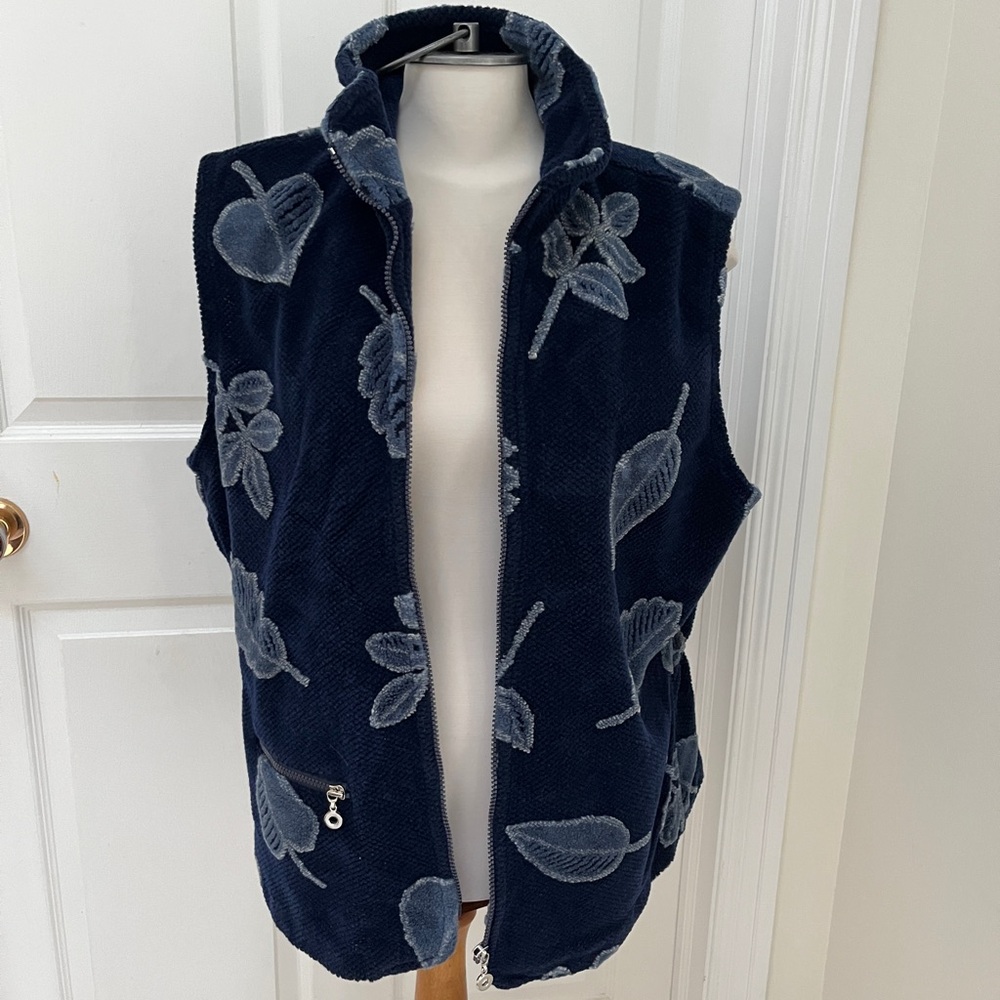 Robert Kitchen Canada VEST Size XL Blue with Leaves pattern. - Picture 6 of 8